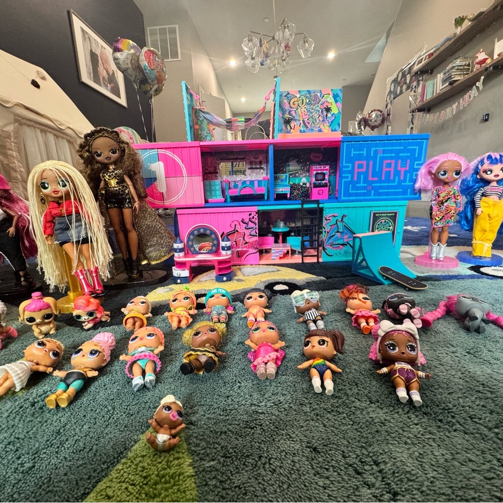 L.O.L. Surprise! Colorful Dollhouse with Dolls